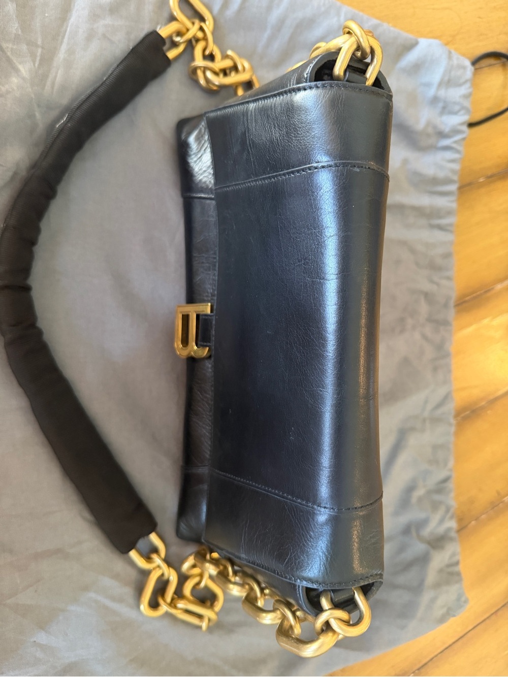 BALENCIAGA DOWNTOWN CHAIN SHOULDER BAG – BLACK - Picture 2 of 8